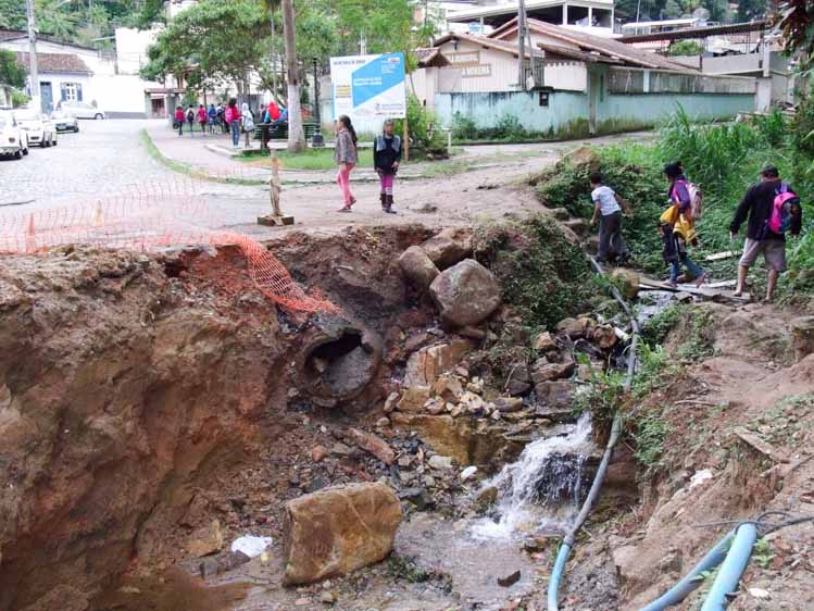 Outrora um bucólico bairro, o Lagoinha  coleciona problemas de infraestrutura desde a catástrofe ocorrida em janeiro de 2011 na cidade. A lentidão na construção de uma ponte na rua de acesso ao bairro e a falta de uma passagem provisória para os pedestres estão expondo a comunidade a uma série de riscos ao caminhar pelo trecho (Lúcio Cesar Pereira/A Voz da Serra)