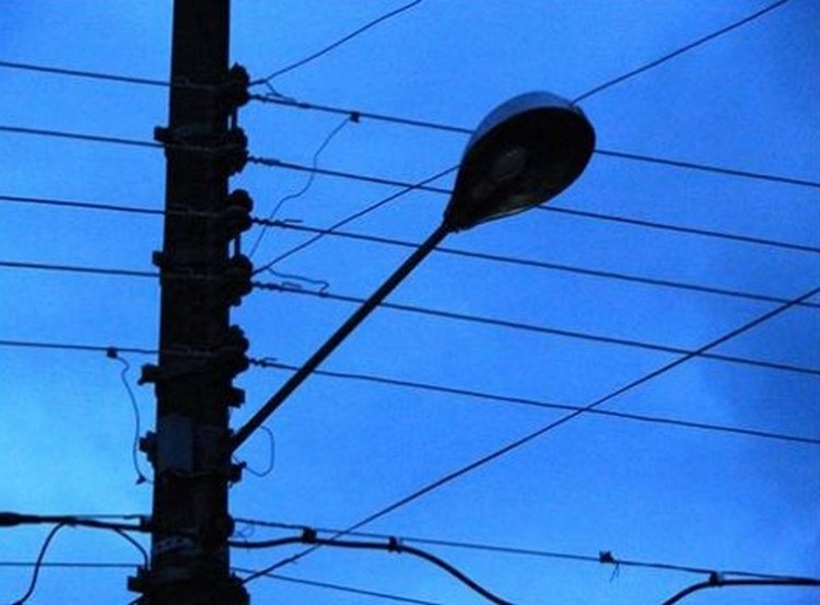 Cidade às escuras: postes continuam com lâmpadas queimadas