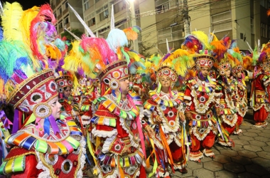 As escolas de samba de Nova Friburgo costumam levar sempre muito luxo e brilho para a avenida. Tudo para seduzir o público e também os jurados (Foto: Arquivo AVS)