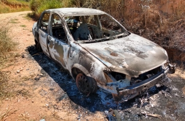 O carro da vítima encontrado incendiado após o crime 