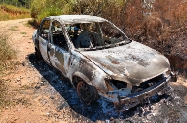 O carro da vítima encontrado incendiado após o crime 