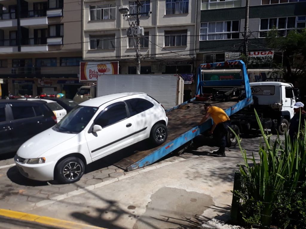 Um carro é rebocado nesta terça de vaga de curta duração em frente a farmácia na Alberto Braune (Foto: Liliane Sarquis)