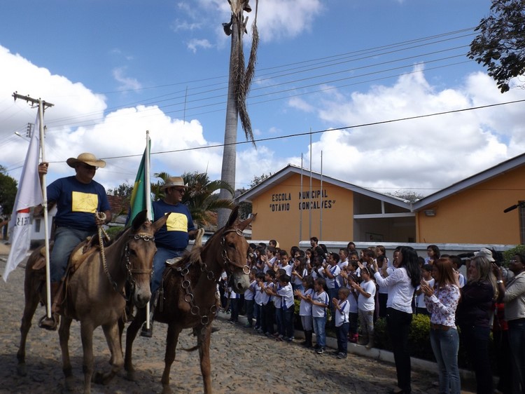 Cavaleiros da Cultura chegam a uma escola municipal em São João Nepomuceno, em Minas (Reprodução da internet)