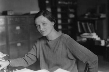 A astrofísica Cecilia Payne-Gaposchkin foi a primeira pessoa a demonstrar de que material é feito as estrelas