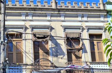 Em pleno centro da cidade, é possível ver flagrantes que conferem um ar de abandono ao cotidiano friburguense. Um exemplo é a fachada deste prédio, situado na Praça Getúlio Vargas