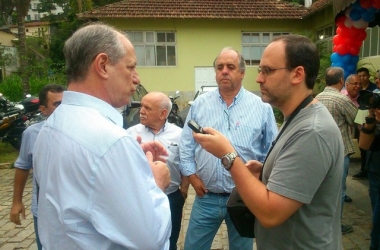 Ciro Gomes conversa com o jornalista Marcio Madeira, de A VOZ DA SERRA (Reprodução da internet)