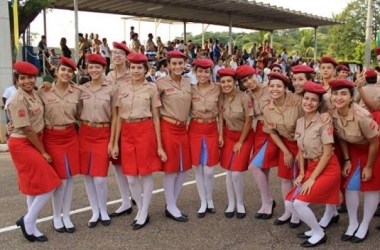 Estudantes de um colégio militar posam para foto (Reprodução da web)