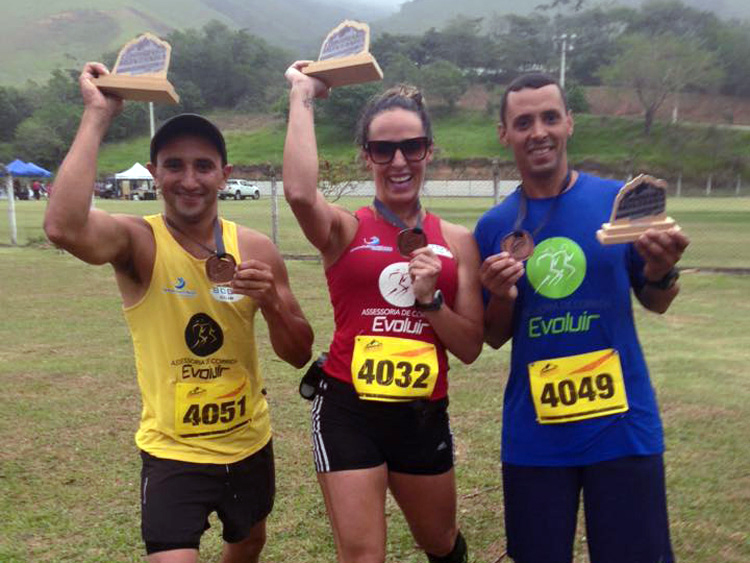 Robson Salgado, Prissi Cordeiro e Wallace de Moura Mendonça com seus troféus