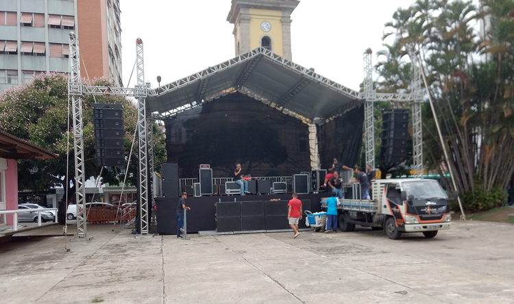 O palco sendo montado (Foto: Guilherme Alt)