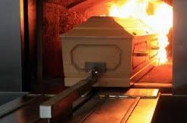 Caixão é colocado dentro de um forno crematório: temperatura de cerca de mil graus (Reprodução da web)