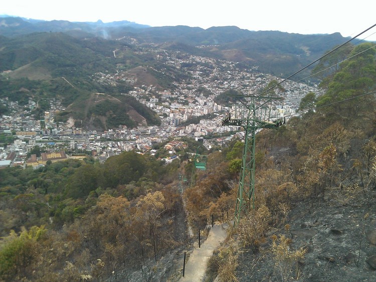 A encosta do Morro da Cruz calcinado sob a linha do teleférico (Foto: Cristiano Bittencourt)