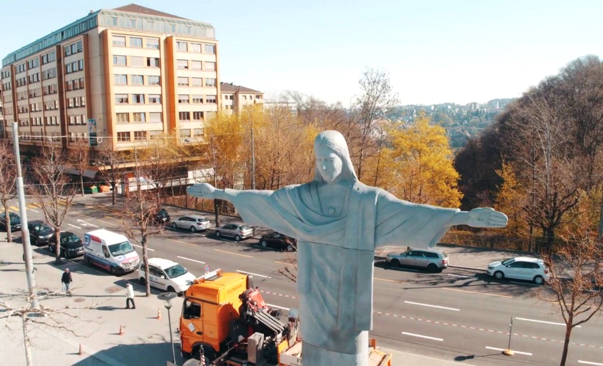 O Cristo de Fribourg: 12,5 metros nos Jardin du Domino (Fotos: Swissinfo.ch)