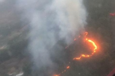 O incêndio em Granja Spinelli, fotografado do  helicóptero dos bombeiros (Divulgação)