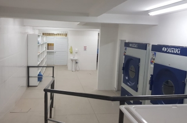 A lavanderia com equipamentos que não podem ser ligados (Fotos: Adriano Machado/ Conselho Municipal de Saúde)
