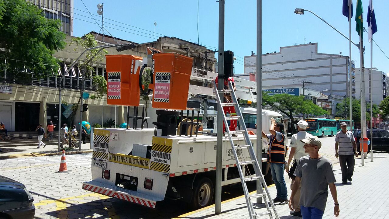 A instalação dos novos sinais na Alberto Braune (Foto: Daniel Marcus (PMNF)