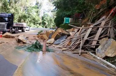 As pedras que deslizaram do morro causaram retenção em trecho da RJ-116 no sábado (Leitor, via WhatsApp)