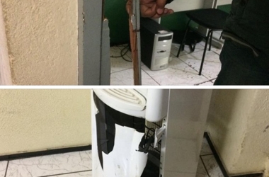 A porta e o bebedouro depredados pelo policial (Foto: Adriana Oliveira)
