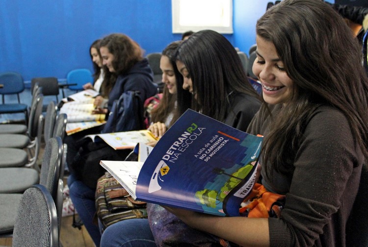 Alunos recebem material didático e poderão concorrer a curso com aulas práticas gratuitas (Foto: Detran/RJ)