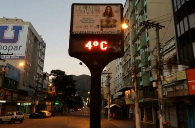 O termômetro da Alberto Braune marcando 4 graus nesta madrugada (Foto: Deyse Godoy Torres)
