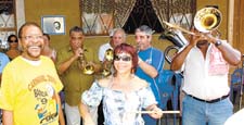 Martinho da Vila cai na folia na abertura do carnaval de Duas Barras com a banda Dos 9 aos 90