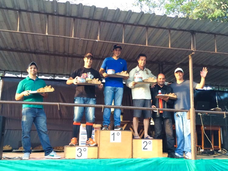 No topo do pódio, Itamar Junior celebra mais uma conquista na carreira (Divulgação)