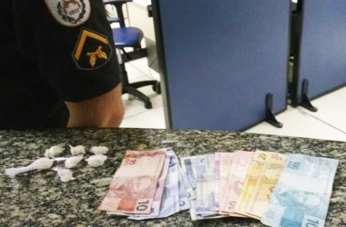 Cocaína e R$ 238 foram apreendidos em bar de Lumiar (Foto: 11º BPM)