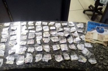 Os sacolés de cocaína foram levados para a delegacia (Foto: 11º BPM)