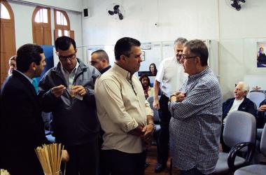 O presidente da Acianf, Flávio Stern (d), recepcionou convidados na homenagem aos comerciantes. O prefeito Rogério Cabral (e) prestigiou o evento  
