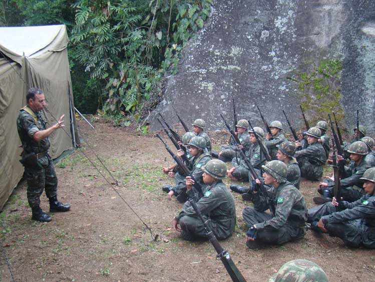 Instrução militar  (Fotos: Nelson Alvarez)
