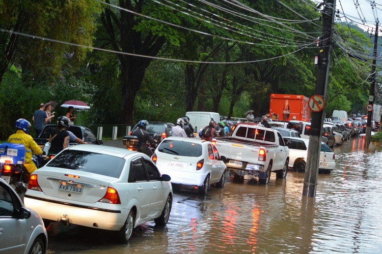 O trânsito parado na Avenida Comte Bittencourt inundada (Fotos: Henrique Pinheiro)