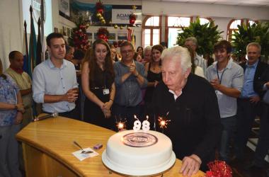 Um dos mais antigos associados e ex-presidente da instituição, Jayme Segal, foi o convidado escolhido para assoprar as velas do bolo de aniversário da Acianf (Foto: Lúcio Cesar Pereira)