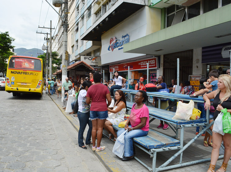 Passageiros‭ ‬agradecem‭ “‬esquecimento‭”‬ de arquibancada de carnaval‭ ‬