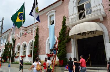 A exemplo do ano passado, a prefeitura municipal recebeu uma caprichada decoração, inaugurada oficialmente dia 1º como parte da edição 2015 do “Natal da Serra” (Foto: Lúcio Cesar Pereira)