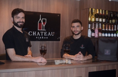 Os sommeliers Lucas Raphael e Eduardo Canto, da Château Vinhos