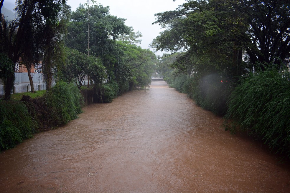 O Rio Bengalas cheio durante o temporal desta sexta (Foto: Henrique Pinheiro)
