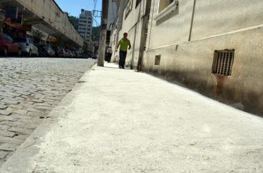 Iniciada em meados de janeiro, a pavimentação da calçada foi finalizada no início deste mês (Foto: Lúcio Cesar Pereira)