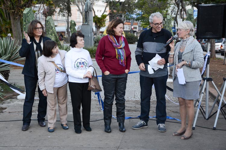 A presidente da seção UBT-Nova Friburgo, Elisabeth Souza Cruz, abriu a programação dos Jogos Florais 2015 apresentando a diretoria da entidade (Amanda Tinoco/A Voz da Serra)