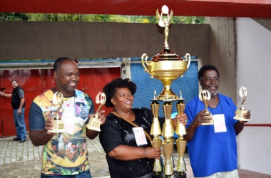 Odete da SIlveira Roberto, presidente do Bola Branca, segura o troféu (Foto: Henrique Pinheiro)