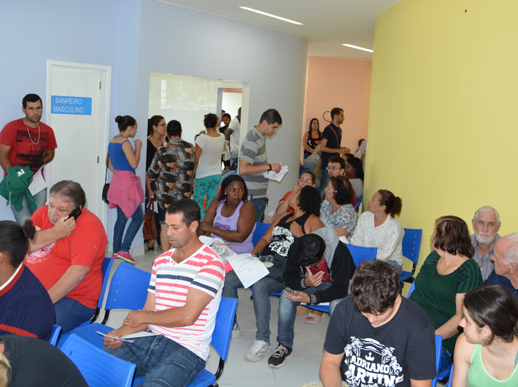 Pessoas aguardam atendimento na recém-inaugurada sala de hidratação do Hospital Municipal Raul Sertã (Foto: Lúcio Cesar Pereira)