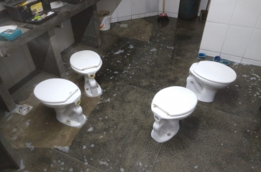 Vasos sanitários tirados de suas instalações (Fotos: Faol)