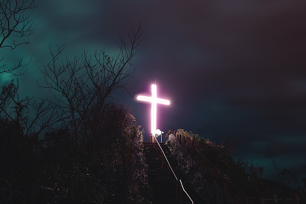 A cruz iluminada (Foto: João Luccas/ PMNF)