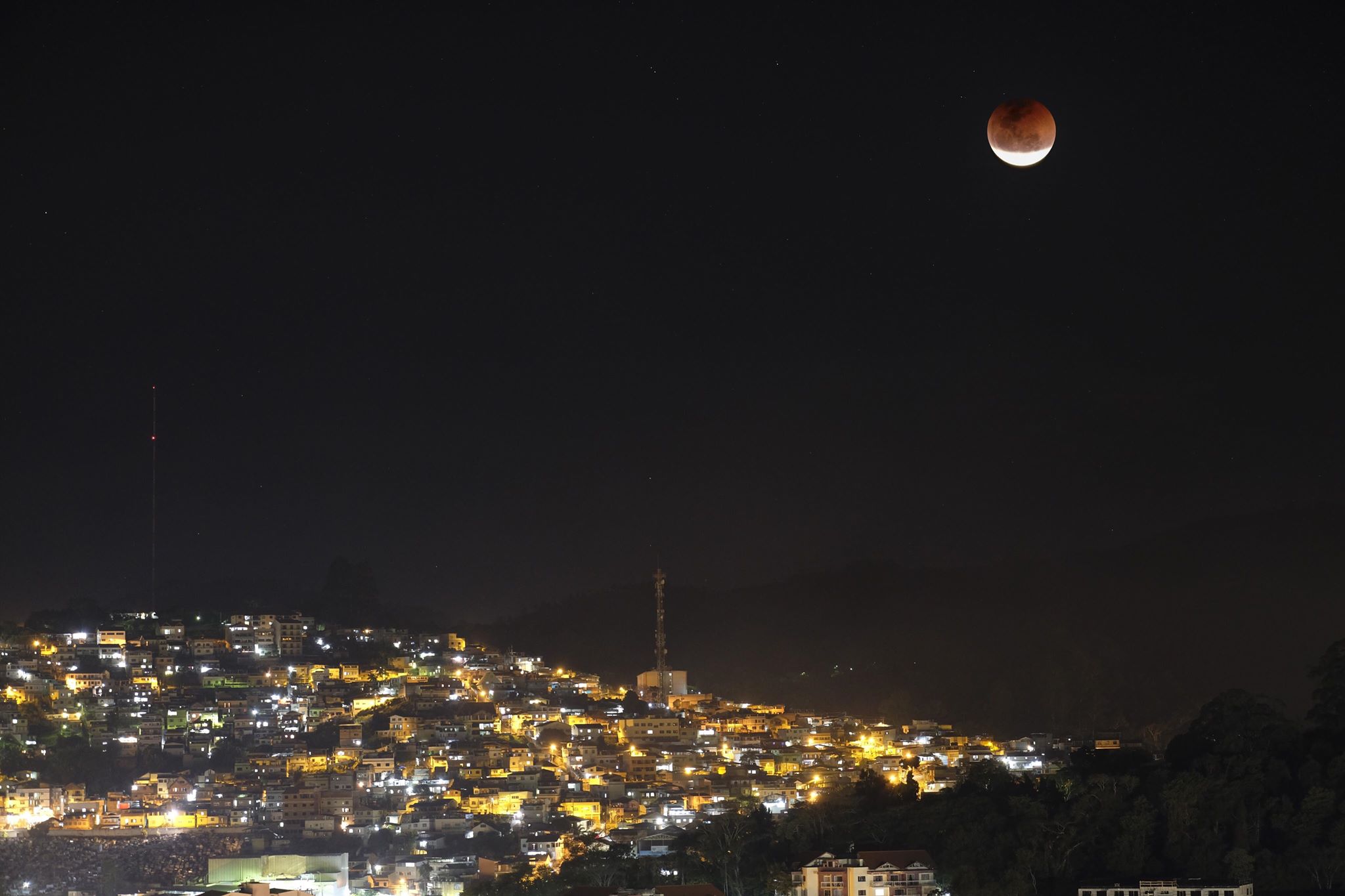 O eclipse lunar observado no alto do Cordoeira (Fotos: Pedro Bessa)