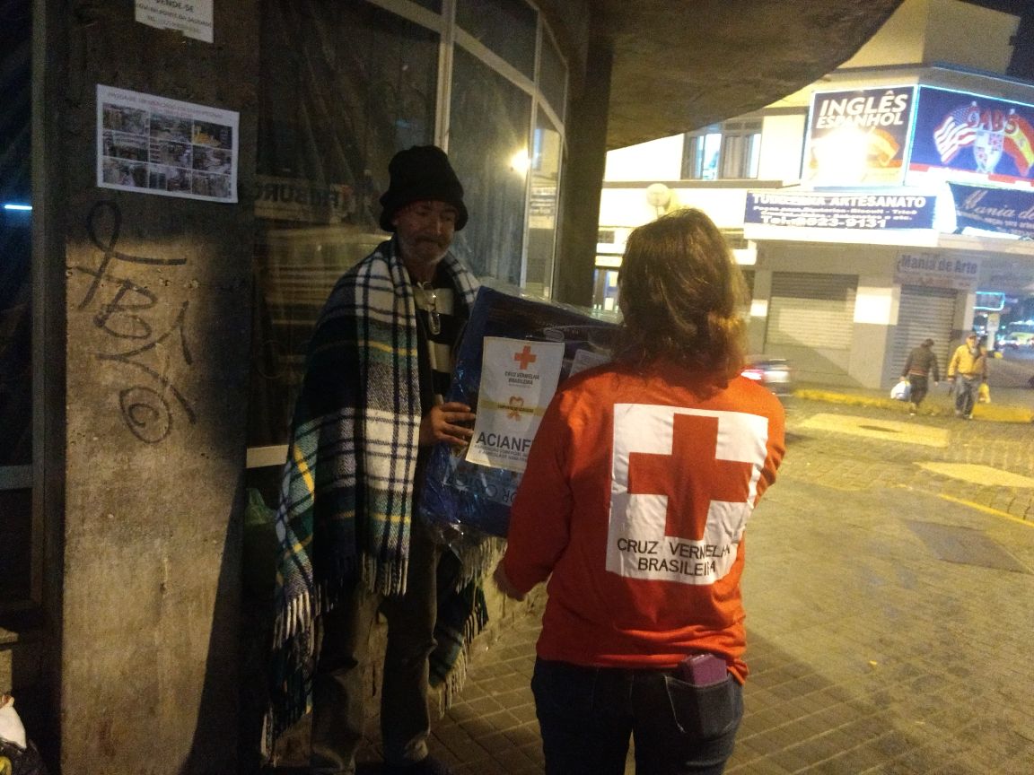 Voluntários da Cruz Vermelha distribuem agasalhos nas noites friburguenses (Foto: Divulgação Cruz Vermelha)