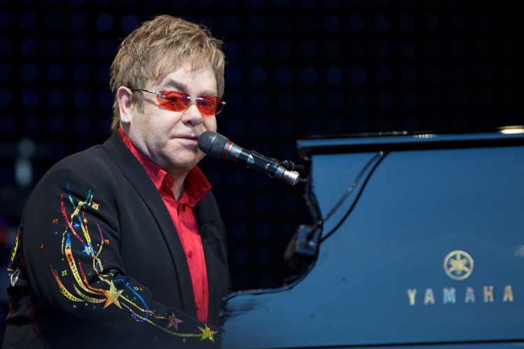 Elton John - Certamente o leitor conhece bem pelo menos umas 10 músicas de Elton John—mesmo sem saber disso. O cantor e pianista é uma fábrica de hits e vendeu nada menos que 450 milhões de discos ao longo de sua carreira. Já veio ao Brasil diversas vezes e inclusive participou da edição de 2011 do Rock in Rio. Para quem busca uma noite mais sossegada e romântica, vale a pena o show de domingo. O veterano compositor de 68 anos vai se apresentar na mesma noite e palco de outro ícone do rock, Rod Stewart.