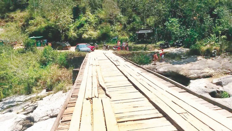 A ponte de madeira que dá acesso ao Encontro dos Rios (Arquivo AVS)