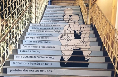 Os versos na escadaria interna do Colégio Anchieta