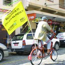 Ciclista faz campanha de conscientização de motoristas