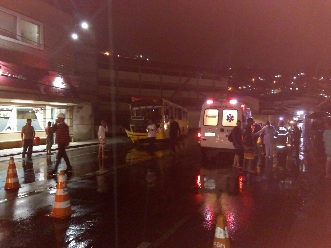 Ônibus derruba poste e deixa trecho da Av. Roberto Silveira sem luz