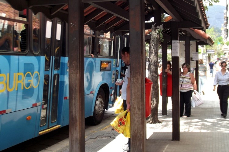 Mudanças em linhas de ônibus geram reclamações de usuários