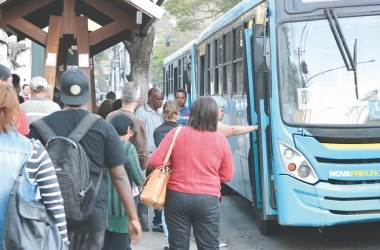 Passageiros pegam ônibus em Nova Friburgo (Arquivo AVS/ Henrique Pinheiro)